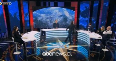 “Moj motër ule zërin”/ Degradon debati në studio, Laert Vasili i hedh ujë sekretarit të OMONIA-s