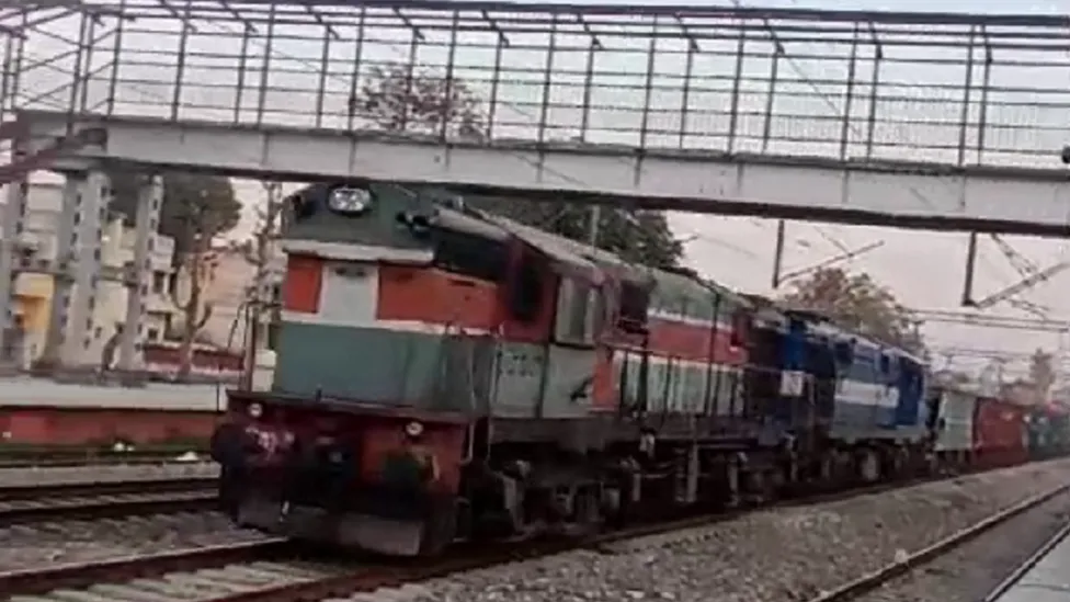 VIDEO/ E pazakontë në Indi, treni përshkron 70 km…pa shofer