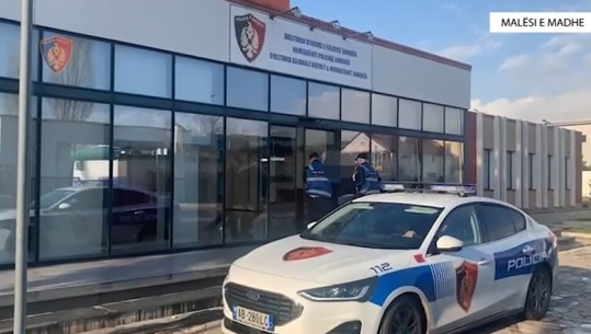 EMRI/ Vodhën një automjet dhe e fshehën në pyll, arrestohet 19-vjeçari, procedohen dy të mitur