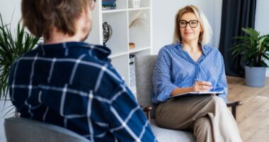 A e dini se në cilën moshë njerëzit janë më të pakënaqur?