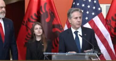 Blinken falenderon shqiptarët: E ndjej ambientin e ngrohtë, piramida u rindërtua nga fondi shqiptaro-amerikan