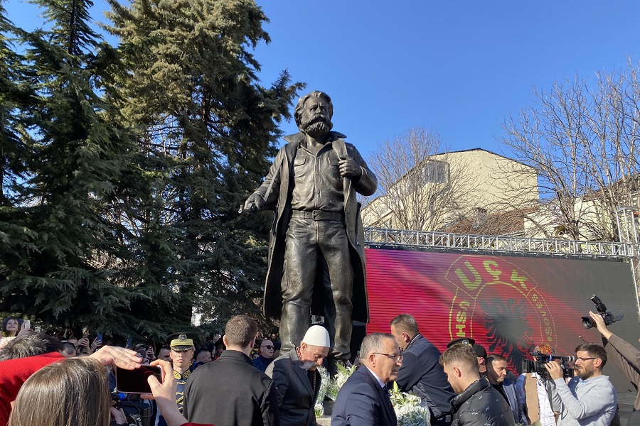 Me rastin e 16 vjetorit të pavarësisë, inaugurohet shtatorja e Adem Jasharit në Mitrovicë