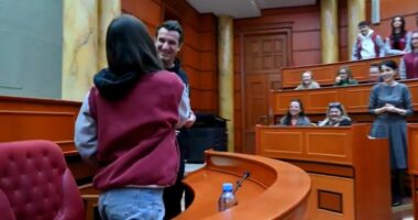 Veliaj bisedë me ekselentët e gjimnazit “Ismail Qemali”: Së shpejti nisim ndërtimin e dy shkollave të reja