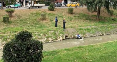 FOTOLAJM/ Gjendet një motor në ujërat e lumit Lana në Tiranë