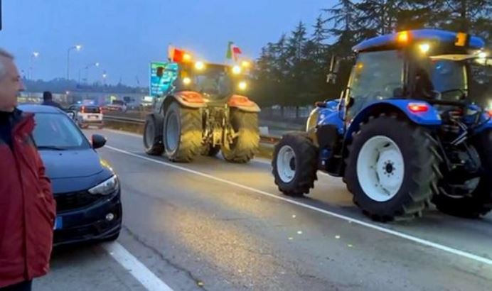 Protesta në Itali, fermerët me traktorë nisen drejt Romës