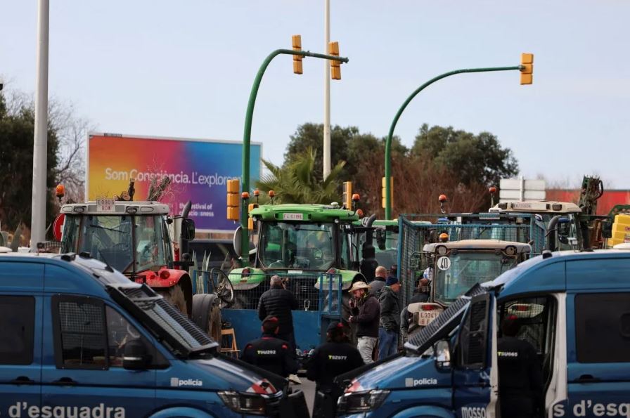 Fermerët sërish në protestë, vërshojnë më traktorë në qendër të Madrid