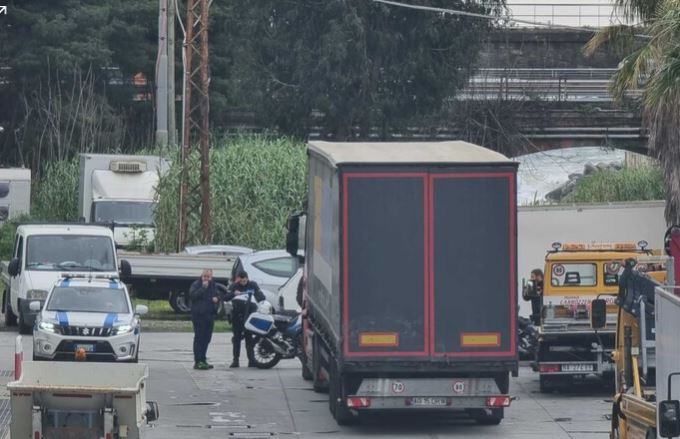 Kamioni përplas adoleshentët teksa po shkonin në shkollë, humb jetën një 17 vjeçari