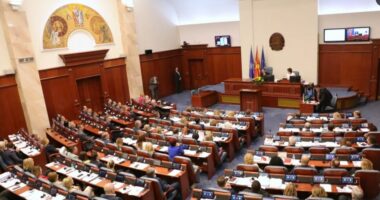 Shkarkohen dy ministrat e Taravarit/ Shkup, parlamenti voton largimet nga qeveria