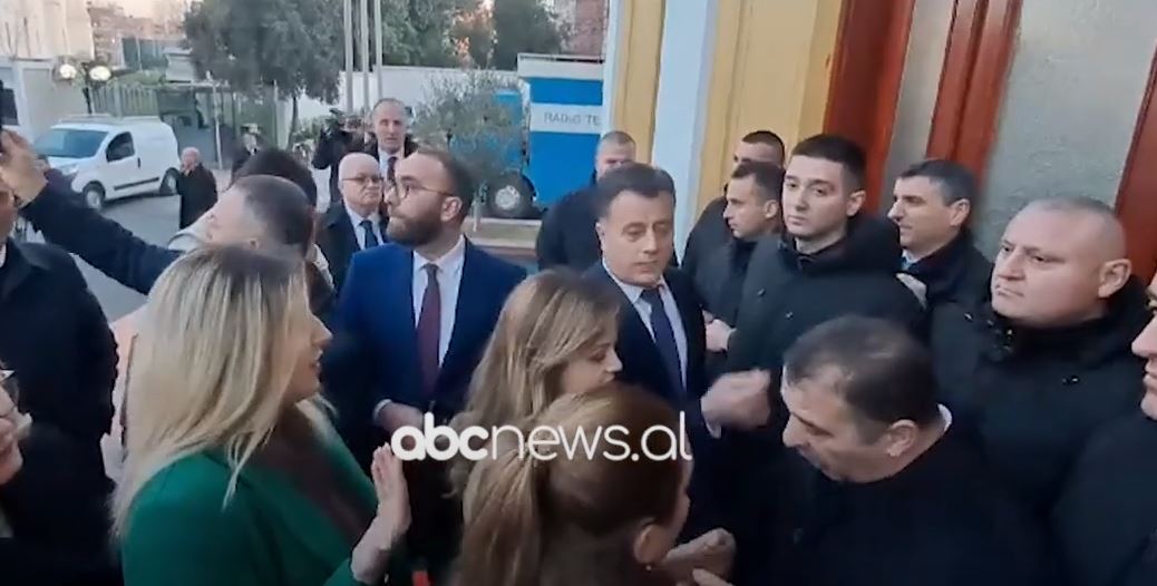 VIDEO/ “Nuk është kapanon, është parlament”, deputetët e përjashtuar përplasen me gardën e Kuvendit