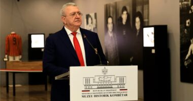 Paolo Rossi “mbërrin” në Tiranë/ Duka: Figurë e pavdekshme, kontribues i madh i futbollit italian