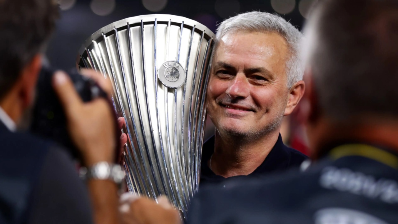 Mourinho “mban” Tiranën në zemër, “Special One” kujton triumfin me “Verdhekuqtë” në “Air Albania”