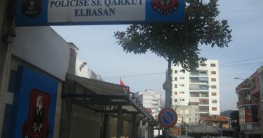 Grabitje me armë në Elbasan, autorët hyjnë në banesë dhe marrin para e 4 celularë, braktisin makinat gjatë arratisjes