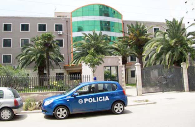 Dhunoi dy punonjës të një karburanti, arrestohet 26-vjeçari në Durrës