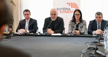 Bankat, Rama kërkon dixhitalizimin/ Kryeministri kritik me privatët: Sa më shpejt ndryshoni sistemin