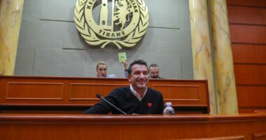 Këshilltarët e Berishës dhe Metës nuk votuan ndihmën ekonomike për njerëzit në nevojë, Veliaj: Urdhër nga kryetari partisë