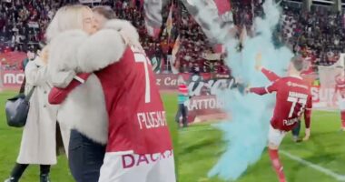 Dashuria mes Laurës dhe Ermalit/ Si e zbuluan gjininë e fëmijës mes 10 mijë tifozëve