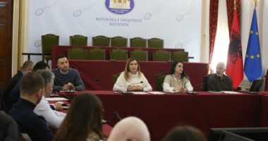 Tabaku e opozitës moderne/ Jo grushta, por tryezë kundër një projekti të maxhorancës