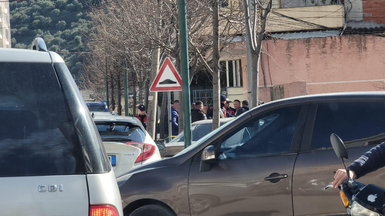 Policia kontrolle në Vlorë, gjenden armë dhe mina, arrestohet një person