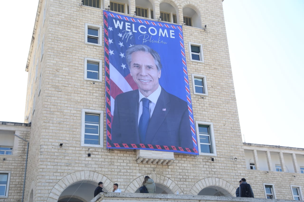 VIDEO/ Poster gjigant dhe flamuj amerikanë, Tirana përgatitet për vizitën e Antony Blinken