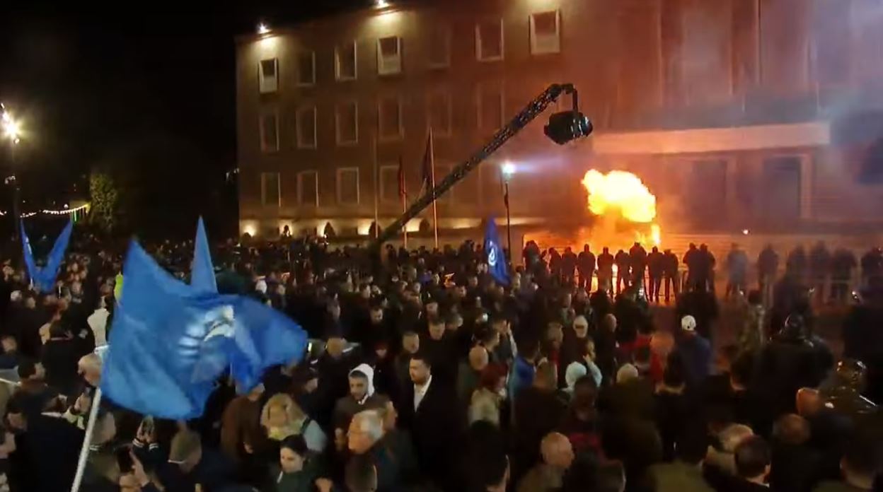 Pas fjalës së Berishës, protestuesit sulmojnë policinë. Hidhen molotov drejt Kryeministrisë