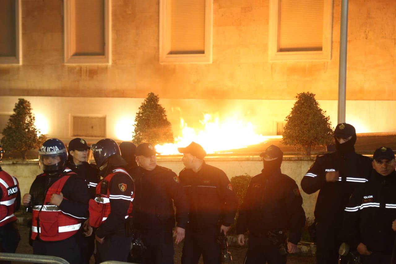 Arrest “çunave” të molotovit/ Hodhën zjarr ndaj policëve, ndalohen katër protestues