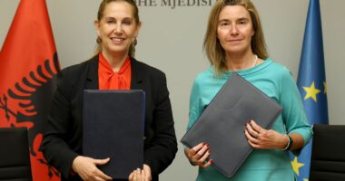 Kumbaro−Mogherini nënshkruajnë memorandumin/ Studentët e Kolegjit të Evropës, ambasadorë të turizmit shqiptar
