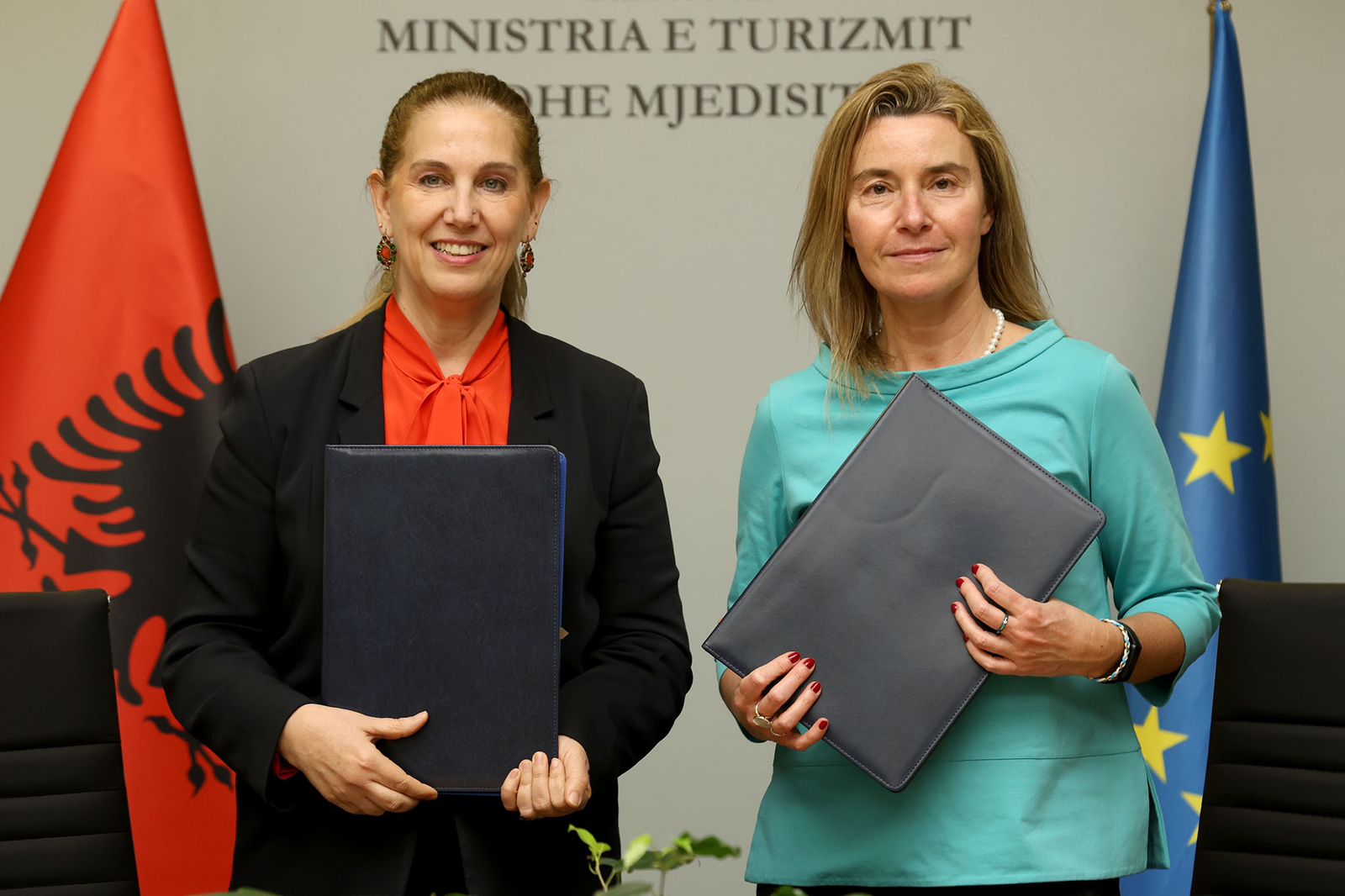 Kumbaro−Mogherini nënshkruajnë memorandumin/ Studentët e Kolegjit të Evropës, ambasadorë të turizmit shqiptar