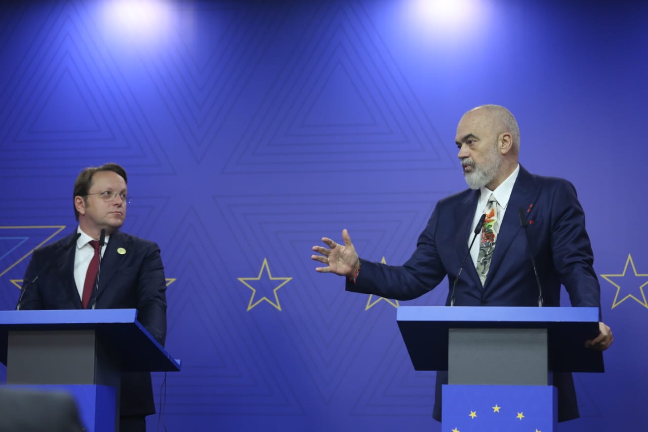 Anëtarësimi në BE, Rama me Varhelyin: Edhe pse Greqia na bllokoi, ne nuk humbëm kohë