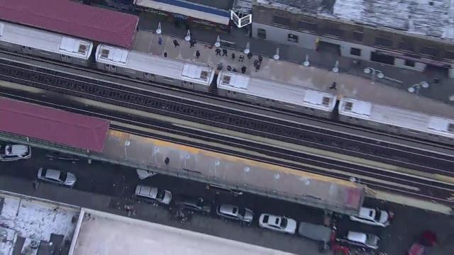 Të shtëna me armë zjarri në metronë e New York, një i vrarë dhe 5 të plagosur