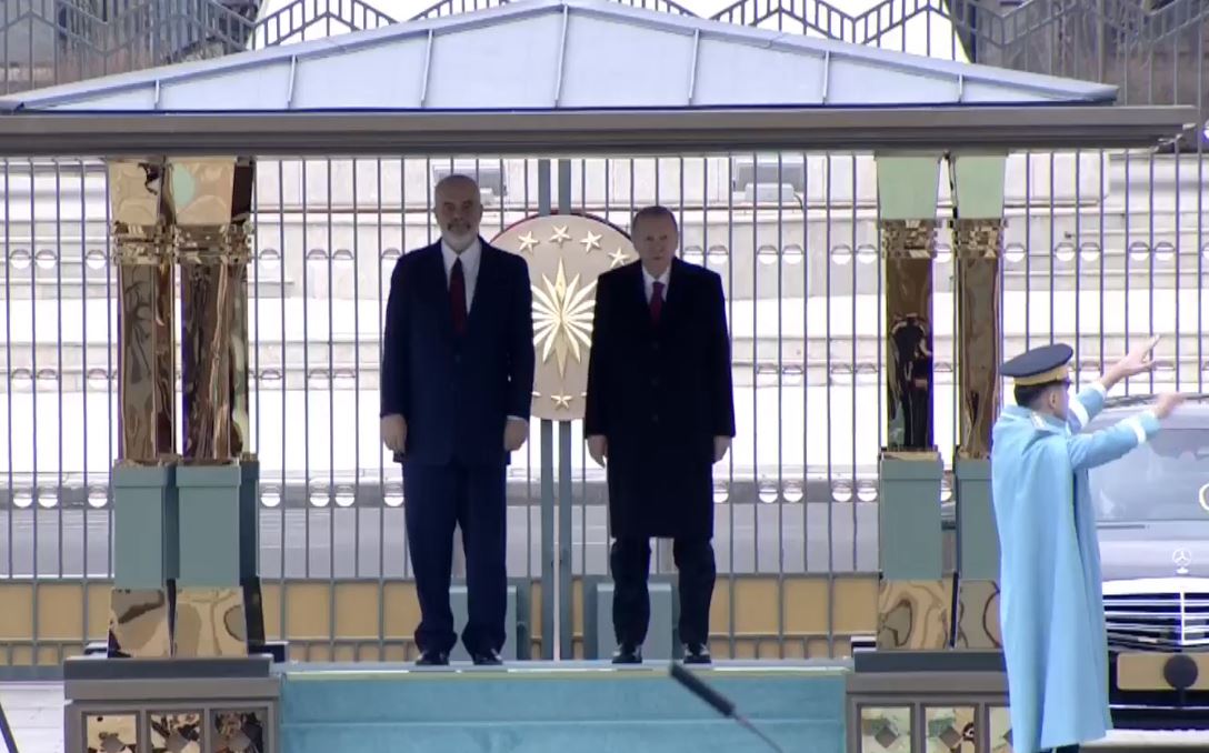 VIDEO/ Rama në Turqi, pritet me ceremoni zyrtare nga Presidenti Erdogan