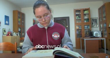 Pa smartphone dhe rrjete sociale/ Gjimnazistja që studion dhe bën sport, larg jetës virtuale