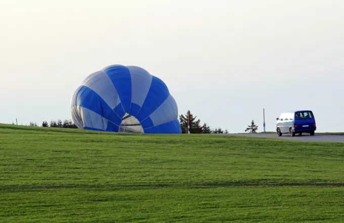 Balona përplaset me kabllot e tensionit, tre të vdekur në Gjeorgji