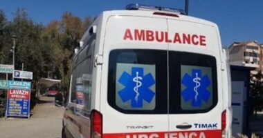 Aksident në autostradën Durrës-Tiranë/ Autobusi përplaset me bordurën anësore, lëndohet një pasagjer