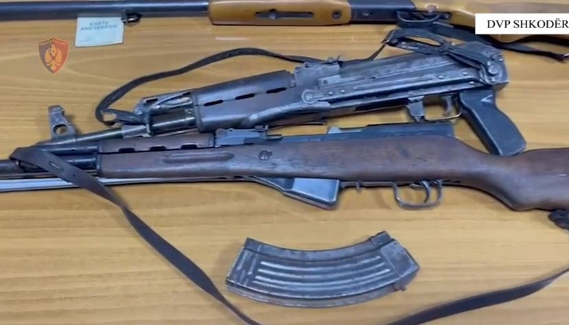 Kapen me kallashnikov, kanabis e fishekë, arrestohet një 17-vjeçar në Shkodër, procedohet një tjetër