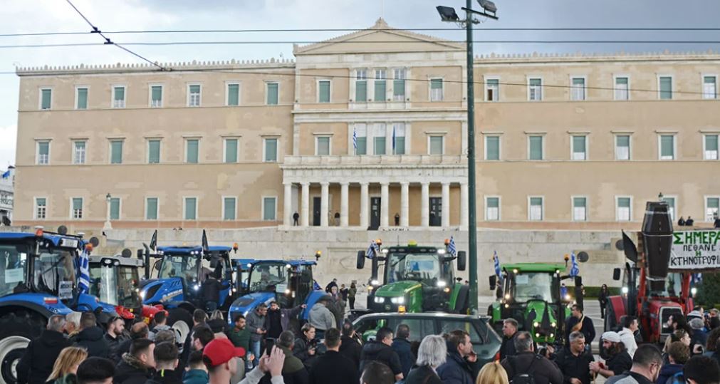 “Pa ne, çfarë do të hani?” Protesta e fermerëve ‘bllokon’ Athinën