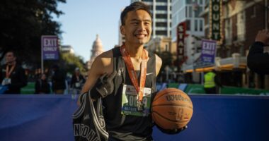 Djali  nga Teksasi thyen rekordin, përfundon maratonën duke dribluar topin më shumë se 1 orë