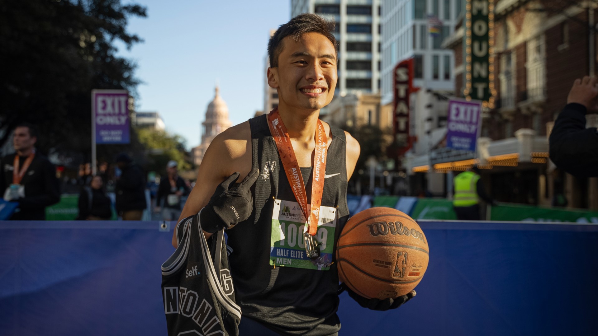 Djali  nga Teksasi thyen rekordin, përfundon maratonën duke dribluar topin më shumë se 1 orë
