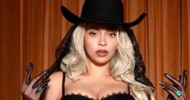 Beyoncé është gruaja e parë me ngjyrë që kryeson listën e këngëve më të mira kantri