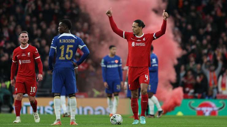 VIDEO/ “Mbretërit” e EFL Cup, Van Dijk nderon “Të Kuqtë” në finalen e “Wembley”