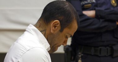 U dënua me katër vite e gjysmë burg, Barcelona i heq statusin “legjendë” Dani Alves