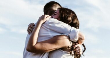 Katër gjëra për të menduar para se të falni dikë