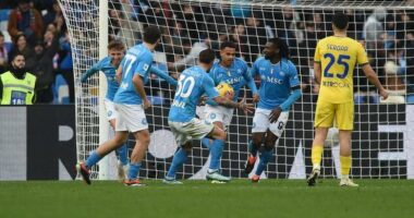 VIDEO/ Napoli &ldquo;zgjohet&rdquo; n&euml; fund, djemt&euml; e Mazzarit fitojn&euml; me p&euml;rmbysje ndaj Veron&euml;s