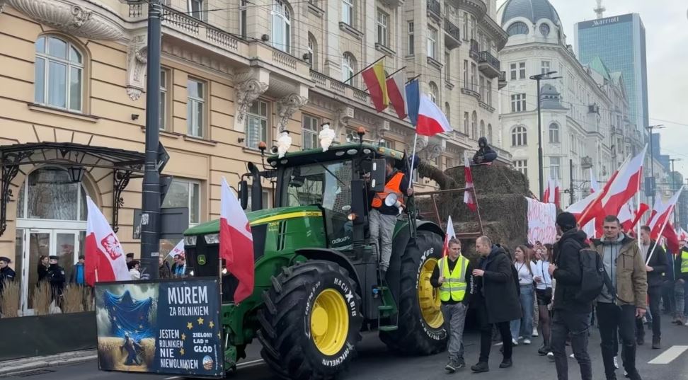 Fermerët polakë protestojnë kundër importeve nga Ukraina