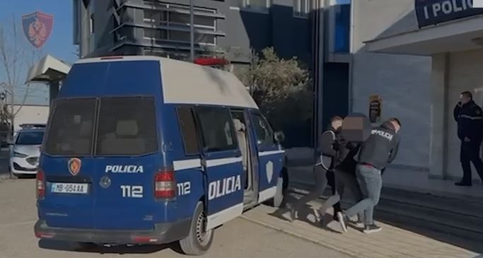 Dhunonte gruan, e përndiqte dhe i shpërndau një video intime, arrestohet 29-vjeçari në Fier