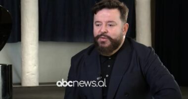 Rikthehet në skenën e TKOB me ‘Gianni Schichi’, Gëzim Myshketa ndan emocionet: Ndjehem i turbulluar