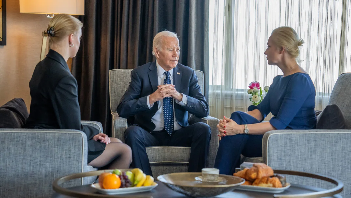 Biden takohet me familjen e Navalnyt në Kaliforni