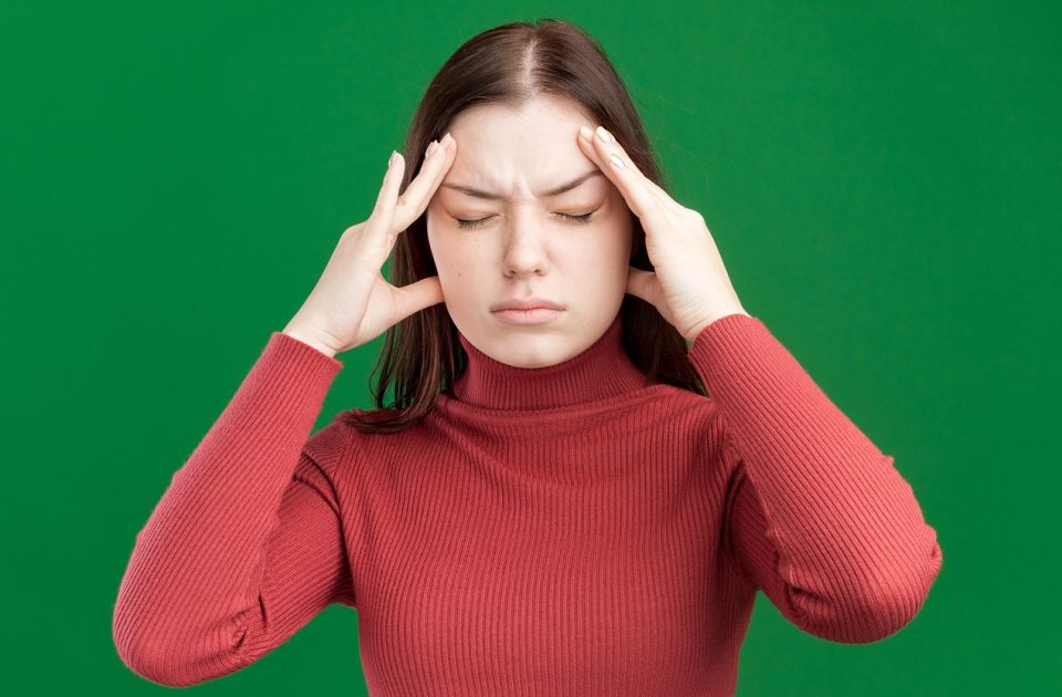 Ky faktor rrit në mënyrë drastike shanset për një migrenë
