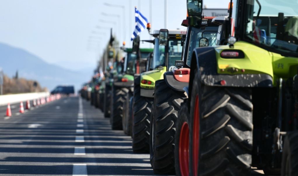 Greqi/ Fermerët vijojnë protestat, kërkojnë takim me Mitsotakis