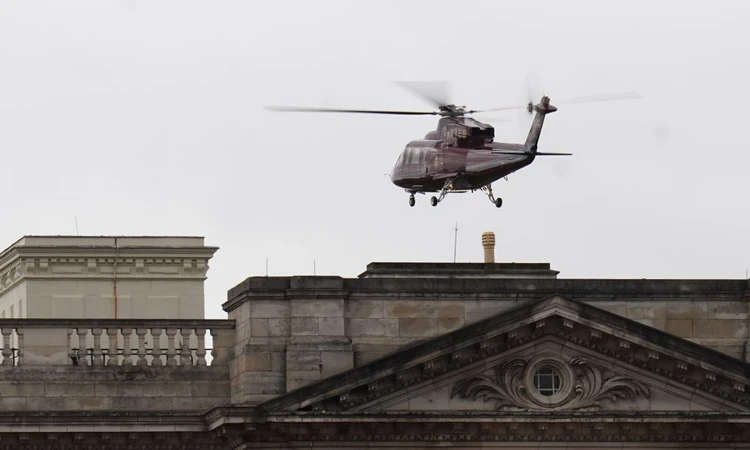 Pse Mbreti Karli III u kthye në Londër me helikopter?