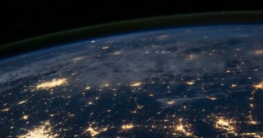 125 skulptura nga Jeff Koons janë veprat e para që udhëtuan në Hënë